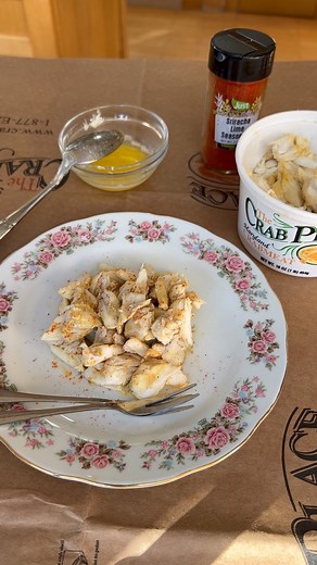 Presenting our jumbo lump crabmeat. It’s so good you can eat it right out of the tub. Who would you share this with? We ship our premium seafood nationwide #easyrecipe #crabs #crab #crabmeat #chesapeake #maryland #seafoodlover #crablover #bluecrabs | CrabPlace.com