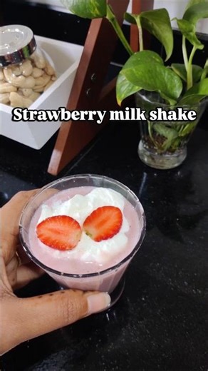 Strawberry Milkshake Recipe atHome#food#youtubeshorts#shortfeed#shorts#ytshorts#strawberry#winter#yt