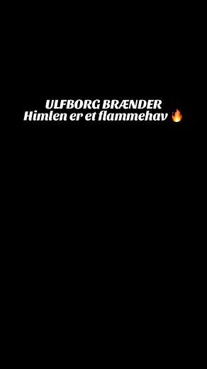 🔥🚛 Ulfborg i flammer! 🚛🔥 Når mørket falder på, er det ikke himlen selv der brænder – det er lastbilernes lys, der lyser natten op og får skyerne til at gløde som et flammehav! 💥✨ Her banker dieselhjertet hårdt, og lyset fra vejens helte gør natten til dag. Ulfborg står i brand – men kun fordi vi tænder den! 🔥👊 #TruckLife #UlfborgNights #DieselPower #ConvoyKings #LastbilLiv #HighwayHeroes #ChromeAndSmoke | KJOF - Truckshop