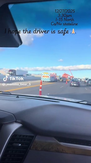 #lasvegas #california #trafficaccident #stateline #truckdriver Hope the driver is ok 🙏🏼