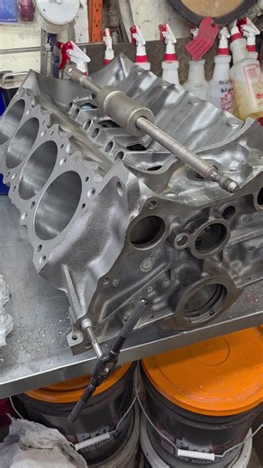 Pontiac 400 #pontiac #machineshop #transmission #enginebuild #snapontools