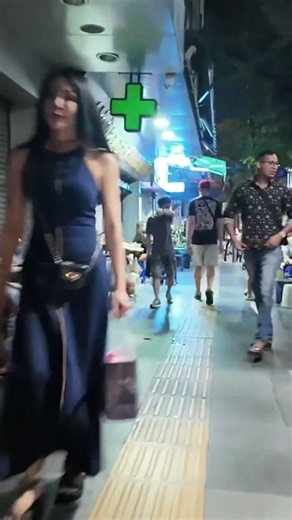 Sukhumvit Road to Thermae Café 🇹🇭 | Bangkok Saturday Night Walk at 2 AM | City Pulse Walk 4K