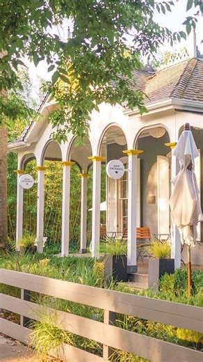 Sam’s General Store in Calistoga, a chic and historical gem in the Napa Valley, is a must-visit destination. This quaint cottage, once built by Calistoga’s founder Samuel Brannan, offers a unique blend of gourmet coffee, artisan pastries, and hand-picked items. Its enduring charm and evolving selection make it a continual discovery, perfect for the discerning traveler seeking a blend of history and contemporary style. 📍 @samsgeneral.store 🎥 A very special thanks to @wine.with.lauren for sharin