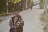 糖宝何恩最近受到很多网友的关注，下次回村，我会把大家的爱心送达，前几天带爱心去他家，爷爷很感动，活了一辈子，终于有人看得起这个“傻”孩子了，自己带他也觉得值了，何恩也懂一些事情，他跟博主话也越来越多，可能这就是信任吧，目前何恩跟他爷爷和狗，一起无忧无虑生活，有低保，有大家的爱心，日子会一天比一天好，让我们一起见证_腾讯新闻