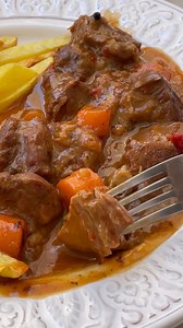 Carrillada de cerdo en salsa. Receta casera con mucho sabor😋 Ingredientes: Para 2 personas 700 gr de carrillada de cerdo(ya limpias) 4 dientes de ajo 1 cebolla mediana Medio pimiento rojo 2 zanahorias medianas Unos granos de pimienta 2 hojas de laurel Una cucharadita de tomillo Una cucharada sopera de salsa de tomate Sal Vino oloroso o vino blanco 300ml Caldo de pollo, de carne o de verduras 300ml Aceite de oliva virgen extra | Y hoy qué comemos