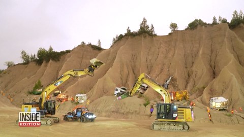 Theater Company Puts on 'Romeo and Juliet' Using Construction Machinery in Estonia