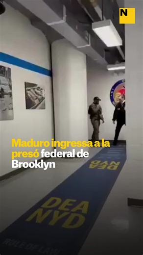 🔴 Nicolás Maduro ja és a Nova York i ha ingressat al Metropolitan Detention Center (MDC) de Brooklyn, on romandrà en presó preventiva a l’espera de comparèixer davant del tribunal, “com molt aviat dilluns”. ➡️ L’arribada s’ha produït després d’un trasllat amb un fort desplegament. Segons els relats recollits, Maduro i la seva dona, Cilia Flores, van ser processats primer a dependències de la DEA i, posteriorment, conduïts fins al complex penitenciari de Brooklyn. La Casa Blanca, a través d'un d