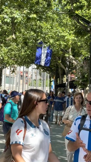Olot es vesteix de blanc-i-blau a l’Aplec dels Volcans 🌋 #RCDE