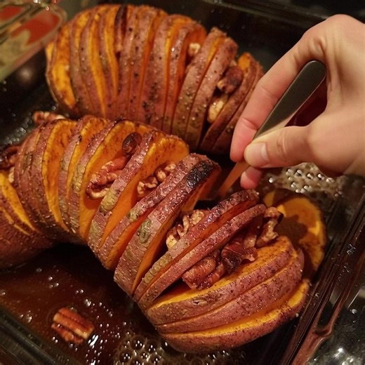 These Hasselback Sweet Potatoes with Maple Syrup and Pecans may LOOK fancy, but they are super easy! Recipe 👇 | Cooking with Aunt Sue