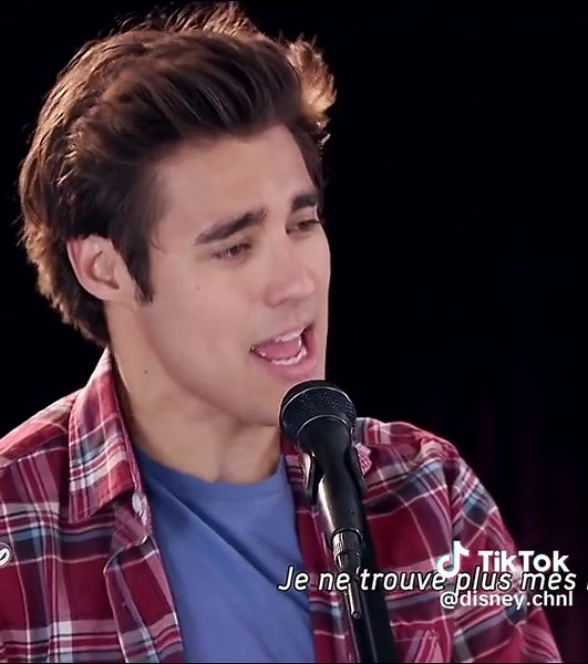 How violetta was looking at Leon it's so cute #violetta #violetta3 #violettafan #song #milvidasatras #trending #fyp #viral #foryou #leonetta