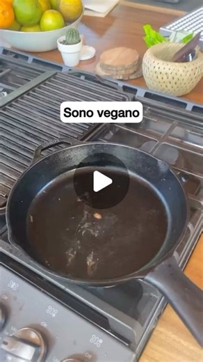 Lorenzo Biohacker on Instagram: "Sto diventando vegano... (Mangio solo mucche che sono vegane o si identificano come pomodori) Ma parlando seriamente... Una dieta ricca di carne è la vera dieta vegana... È meglio per te, migliore per l’ambiente e anche migliore per gli animali. I vegani diranno che mangiare animali è crudele, ma poi 4 miliardi di api sono uccise per fare il loro amato latte di mandorla. Invece, la dieta barbarica di carnivori o animal-based, in realtà uccide molto meno animali r