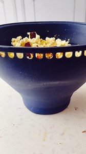 La verdadera magia del cine está en lo que comes mientras ves tus películas favoritas. 🎬💫 ​ Hazlas en casa con el WOW POP y ponles ese toque picosito que pica... ¡pero encanta! 🌶 🤩​ 🍿 Ingredientes: ​ 1/3 tz granos de maíz ​ Ralladura de limón​ Chile piquín Dulces picositos ​ Salsa para botanas​ Consigue tu WOW POP con un Emprendedor Tupperware o en: https://www.tupperware.com.mx/products/recipiente-de-microondas-para-palomitas-de-maiz-10178917?_pos=1&_sid=36dd887df&_ss=r | Tupperware México