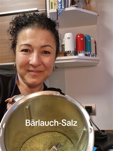 BÄRLAUCHSALZ – Frühling im Glas Zutaten: 300g Salz ca. 100g frischer Bärlauch Zubereitung: Bärlauch waschen, trocken tupfen & grob hacken Bei 50–60 °C vollständig im Backofen trocknen Salz und getrockneten Bärlauch im Mixer fein zerkleinern, in Gläser abfüllen und schmecken lassen. Tipp: Perfekt zu Pasta, Ofengemüse, Eierspeisen oder als Geschenk aus der Küche 💚 #bärlauch #bärlauchsalz #frühlingsküche #selbstgemacht #foodinspo seasonalfood wild