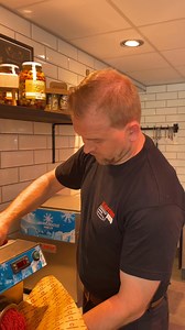 🥩🥩JA TAK TIL HAKKET OKSEKØD🥩🥩SÅ SKAL I SLÅ TIL HØRNING. Lyt med hvad Dan fortæller i videoen🥳🤪Vi har kun 50 pakker🔥🔥 Hakket 🇩🇰 oksekød Max 8 % Fedt. 🤩1,5 kg Friskhakket 🥩 kun 175kr.😮Normal pris 215krDet eneste du skal gøre er og skrive “Ja tak og hvor mange pakker du kunne tænke dig😜Det er kun til afhentning fredag den 29/8Vi ses i butikken🥳 | Mesterslagteren i Hørning
