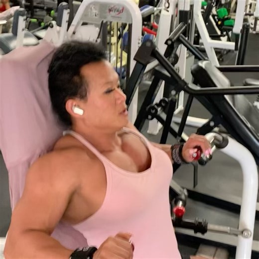 Helen Davis on Instagram: "Every workout, yes every, I make time to reconnect my mind to my muscle. Going through the motions, without even knowing, your body gets lazy and suddenly you’ve wasted so much time. ______________________________________________________#chestworkout #pecs #flex #flexfriday #fitness #ifbb #ifbbpro #bodybuilding #physique #fitspo #bodybuilder #girlswithmuscle #fbb #ifbbproleague #womensbodybuilding"