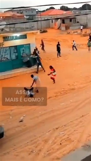 Agora mesmo: CONFRONTO ENTRE O SIC E O GRUPO “150 CATANAS” ABALA O BAIRRO 5 FIO (BITA) Um violento confronto entre agentes do Serviço de Investigação Criminal (SIC) e membros do grupo conhecido como “150 Catanas” causou pânico no bairro 5 Fio, em Bita. De acordo com informações não oficiais, o conflito começou após a morte do líder da gangue, identificado como Faray, e de outro integrante, alegadamente durante uma operação policial. Revoltados, dezenas de membros do grupo tentaram invadir a esqu