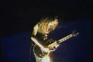 Há 28 anos, James Hetfield, do Metallica, se feria em uma explosão de pirotecnia durante um show em Montreal, no Canadá. O músico sofreu queimaduras de segundo e terceiro grau nos braços, mãos e rosto, principalmente no lado esquerdo. Na mesma noite, o Guns N' Roses se apresentou, porém, Axl Rose encurtou o show por alegar problema na voz. Os fãs insatisfeitos causaram um grande tumulto. #metallica #gunsnroses #ligadoamusica | Ligado à Música | Facebook