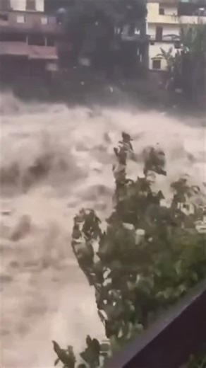 Ilhabela Journal on Instagram: "A chuva intensa que caiu sobre Ilhabela provocou transtornos nesta terça-feira, com pontos de alagamento, vias comprometidas e alerta para áreas de encosta. Moradores relataram momentos de apreensão diante do grande volume de água em curto intervalo de tempo. Hoje, o mesmo sistema de instabilidade também atingiu o Rio de Janeiro, com temporais fortes em diversas regiões. Na Região Serrana, Petrópolis entrou em estado de atenção, com acionamento de sirenes, alagame