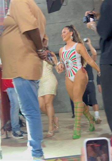 Paolla Oliveira Surpreende na Grande Rio como Rainha de Honra