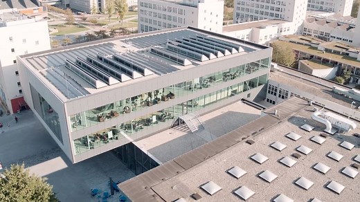 Last year, the TU Delft opened her new teaching building PULSE, the first energy-neutral building on our campus! In the video, Andy van den Dobbelsteen, who is Professor of Climate Design and Sustainability, explains the technology that create the zero energy design. | TU Delft