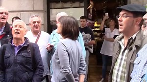 Biotz Alai Abesbatza acompaña a Anne Etchegoyen cantando por las calles de San Juan de Luz. (6 de septiembre de 2015). El poema (hecho canción) que habla del dolor por la muerte de quien se va. Uno de los poemas capitales de la poesía vasca, escrito por Xabier Lete. Habla sobre el dolor que deja la marcha de un ser querido. La canción es un homenaje al poeta de Iparralde Ferdinand Aire Etxart "Xalbador", pastor de Urepele, fallecido en 1976. La canción también fue la protagonista del funeral con