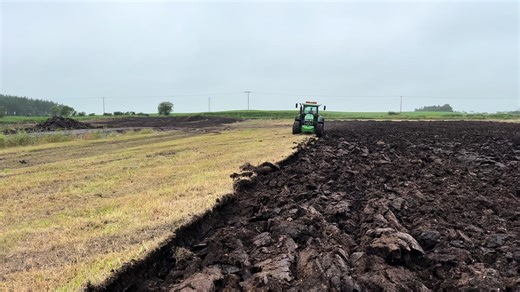 草地更新、草地はスガノで起こします#トラクター #ジョンディア #Johndeere#7820#4連プラウ#溝引き#はたらくくるま#酪農機械#大型機械#大型トラクター