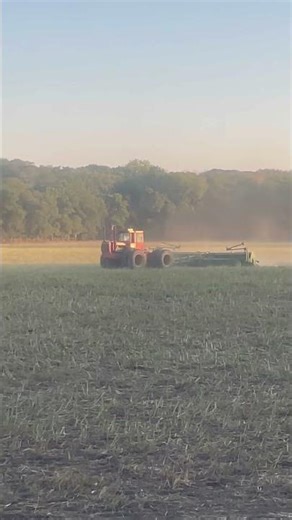 Versatile 900 tractor on the Great Plains no-till drill #farmmachinery #farmingtractor #farm