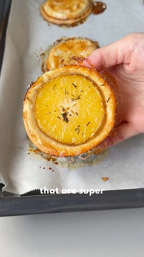 MINI PEAR TARTE TATIN 🍐 INGREDIENTS ▪️ 1 pear ▪️ 6 small round puff pastry pieces ▪️ Thyme ▪️ Honey ▪️ 1 egg ⏱ 20 minutes | 🌡 355°F STEPS 1️⃣ Slice the pear into thin pieces. 2️⃣ Add a drizzle of honey and a pinch of thyme onto a baking tray. 3️⃣ Place a pear slice on top. 4️⃣ Cover each one with a piece of puff pastry. 5️⃣ Brush with beaten egg. 6️⃣ Bake for 20 minutes at 355°F until golden. 7️⃣ Carefully flip or unmold and serve warm. Hashtags #easyrecipes #dessertideas #puffpastryrecipes #p