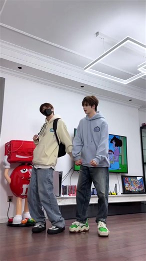 Japanese Trending Dance Duo: Explore the Latest J-Pop Moves!