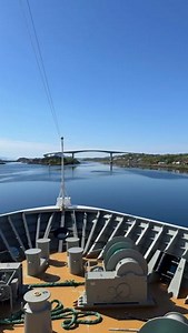Heute nehmen wir euch mit auf eine Abfahrt aus dem Brønnøysund. Erkennt ihr Norwegens ikonischen Berg am Ende des Videos? ⛰️ 📷 Zeitraffer aufgenommen von der Spitzbergen-Linie im Frühling | Hurtigruten