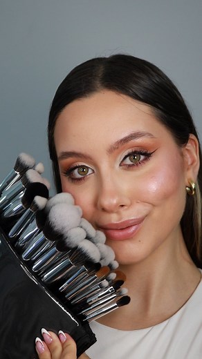 MONTOC® on Instagram: "¿50 brochas y no sabes por dónde empezar? 😮‍💨 te mostramos cómo utilizar cada una para que tu maquillaje quede super pro. cuando entiendes para qué sirve cada brocha, tu maquillaje se vuelve de otro nivel. 🖤 📍 Disponibles en 👉 montoccosmetictools.com o en Medellín, C.C. Florida, local 2260."