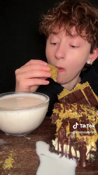literally can eat this everyday 😋👌🏻 #mukbang #asmr #dubaichocolate #dessert #chocolate