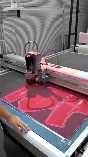 This Incredible Machine That Designs and Cuts Clothes