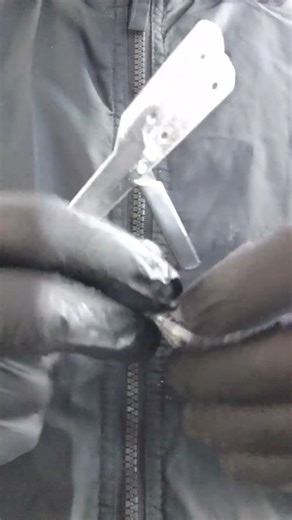 Cleaning the razor and installing a new blade