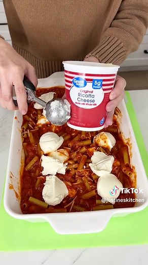 This easy dinner is a new favorite! #recipe #easyrecipe #pasta #garlicbread #italianfood #onepandinner