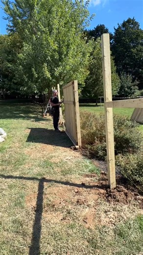 Installing premade Western Red Cedar fence panels seems easy but it takes diligence to layout and constantly checking plumb and level in all direction. Why? The earth isn’t flat. #diytips #fenceinstallation #fencebuilder #homeimprovement #layout #plumb #level #measuretwice #licensedcontractor #builder #carpenter #heavylift #fitcarpenter #fitness #myfixituplife | MyFixitUpLife