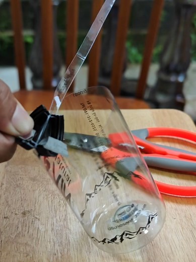 รีไซเคิลขวดน้ำพลาสติกให้เป็นเชือก DIY