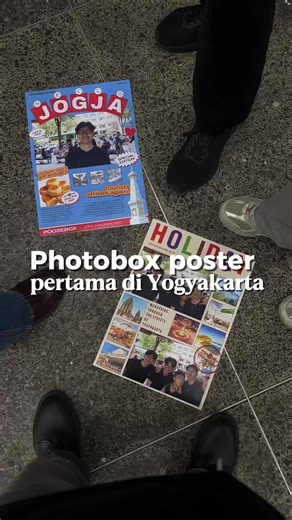 THE 1ST PHOTOBOX POSTER IN JOGJA IS FINALLY HERE! 📸✨ ​Gak cuma strip foto biasa, sekarang kamu bisa cetak memori kamu dalam ukuran POSTER yang GEDE lhooo!!! Yes, you heard it right. Poosebox hadir dengan konsep terbaru yang pertama banget di Jogja guys! 😍 ​Cocok banget buat kalian yang pengen hasil foto yang lebih bold dan bisa dipajang di dinding kamar kalian. It’s not just a photo, it’s a masterpiece! 🖼️🎨 ​📍 Find us at: Outlet Bakpia Kukus Gunung Kidul Jogja, Jl. Malioboro (Sebelah Starbu