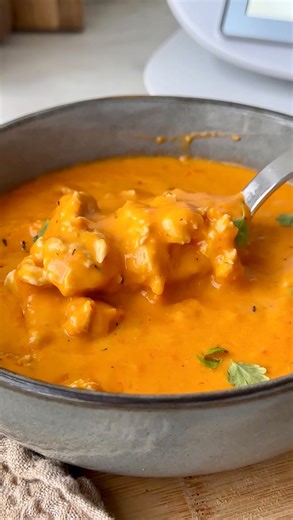 ✨ Dieser Low Carb Putengulasch mit roter Soße ist super einfach mit dem Thermomix® gemacht und perfekt für die ganze Familie! 😍 Wenig Aufwand, viel Geschmack! Probier es unbedingt aus! 😄 ✅ Und am besten speicherst du dir das Rezept auch direkt im ZauberTopf Club ab, dann findest du es dank der Favoriten-Funktion schnell wieder. 😎 Für 4 Personen 3 Zwiebeln, halbiert 2 Knoblauchzehen 1 rote Paprikaschote, in Stücken 200 g Champignons, halbiert 40 g Butter 600 g Wasser 2 TL Gemüse-Gewürzpaste 20