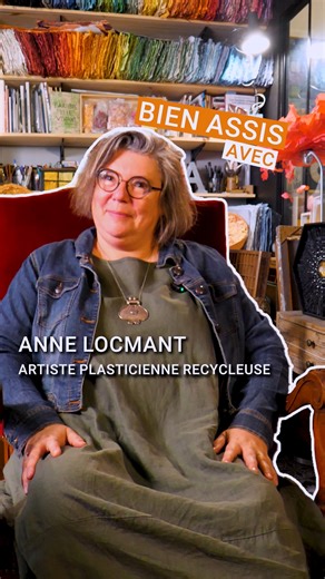 🎥 Bien assis ? On a rencontré Anne Locmant, plasticienne roubaisienne qui transforme le papier en poésie et les déchets en matière à rêver. 🌿 Ancienne institutrice devenue « artisane artiste », elle fabrique son propre papier à partir de matériaux recyclés, qu’elle transforme en œuvres colorées et vibrantes. À la tête de la galerie collaborative Ceci n’est pas une piscine, elle fait vivre un lieu ouvert, collectif et profondément ancré dans la ville. 💧 Entre création, transmission et résilien