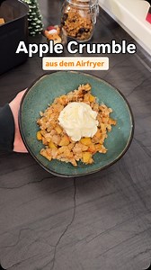 Apple Crumble aus dem Airfryer - vielleicht dein Dessert für Weihnachten? Äpfel: • 3 Äpfel • 1 TL Zimt • 3 EL Honig Crumble • 80g Mehl • 60g warme Butter • 30g Brauner Zucker • 1/2 TL Zimt Zeiten: • 20min bei 170 Grad Stufe/Modus: • Bake oder Airfryer #airfryer #airfryerrecipes #airfryertiktok #foodtok #winterecipes | Mit Luft frittiert