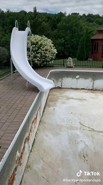 Out with the old in with the new✨ #pool #backyardpool #backyardpoolandspa #pooltok #poolcleaning #pooltime #liner #linercrew #backyardvibes #pooltransformation