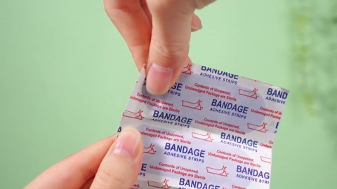 Geiserailie 200 Pcs Blue Bandages 3 ''x 1'' Food Service Metal Detectable PE Waterproof Adhesive Bandages Bulk Sterile Processing Non Stick Pad Latex Free for First Aid & Wound Care Protection