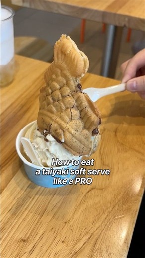 How to eat a taiyaki soft serve like a PRO…
