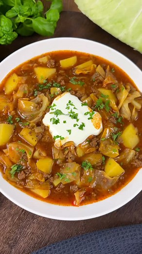 Nadine Moll on Instagram: "🥔 Hackfleisch-Spitzkohl-Kartoffel-Eintopf 📌 Rezept zum Speichern | Anzeige Hey Foodies, dieser herzhafte Eintopf ist echtes Comfort Food – wärmend, sättigend und schnell auf dem Tisch. Perfekt für kühle Tage! Alle Zutaten habe ich bei @famila.nordost gekauft. Schau unbedingt mal vorbei, wenn es einen bei dir in der Nähe gibt 😍. 🛒 Zutaten für 3–4 Portionen 🥔 700 g festkochende Kartoffeln 🥬 600 g Spitzkohl 🧅 1 Zwieb