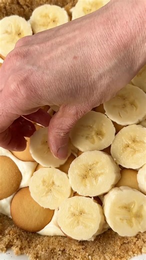 Indulge in this delicious no-bake banana pudding pie with a crunchy Nilla wafer crust. It’s the perfect dessert for any occasion and requires minimal effort to make 🥧🍌🧁 Recipe: https://ohsweetbasil.com/no-bake-banana-cream-pie-with-nilla-wafer-crust-recipe/ #ohsweetbasil #recipe #dessert #bananapie #nillawafer #bananapudding | Sweet Basil