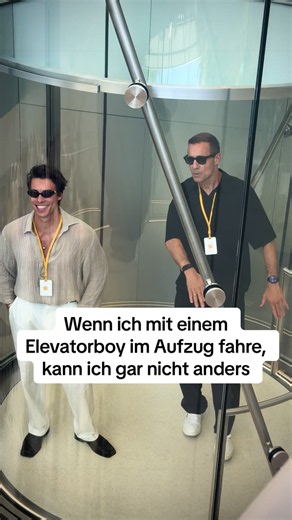 Selbst ein Aufzug ist im Apple Headquarter besonders und den musste ich natürlich mit @Tim Schaecker testen. Einmal Elevatorboy immer @Elevatorboys #elevator #elevatorboys #timschaecker