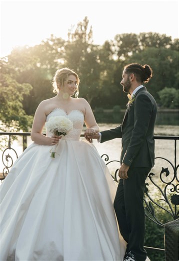 Cette lumière … petite séance au bord de l’eau avec un peu de guidage de nos magnifiques mariés. Le mouvement pour de belles images, on adore 🫶🏽 @Laura Lebault ❤️ #bts #mariage #wedding #filmmaker #photogallery