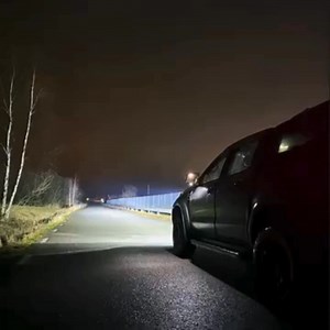 🚘 Se Vägen Som Aldrig Förr – Kör Tryggt i Mörkret! Har du tröttnat på svag belysning och osäkra nattkörningar? HyperLume 20" LED Ramp förvandlar din mörkerkörning med kraftfull 4ROW 2ROW teknik och högintensiva CREE-dioder som lyser upp vägen långt bortom vanliga helljus. Kör du ofta på landsväg eller i vintermörker? Svag belysning kan göra att du missar hinder och vägkanter. HyperLume löser det med ett starkt, brett och rent vitt ljus som ger dig total sikt – oavsett väder. ✨ Fördelar du märke
