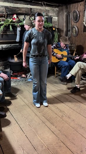 Log Cabin Christmas!🎻🎶🎄 #appalachia #oldtime #sleepyeyedjohns #bluegrass #pickin #clogging #applebutter #christmas #museumofappalachia #cabin #logcabin #clogger